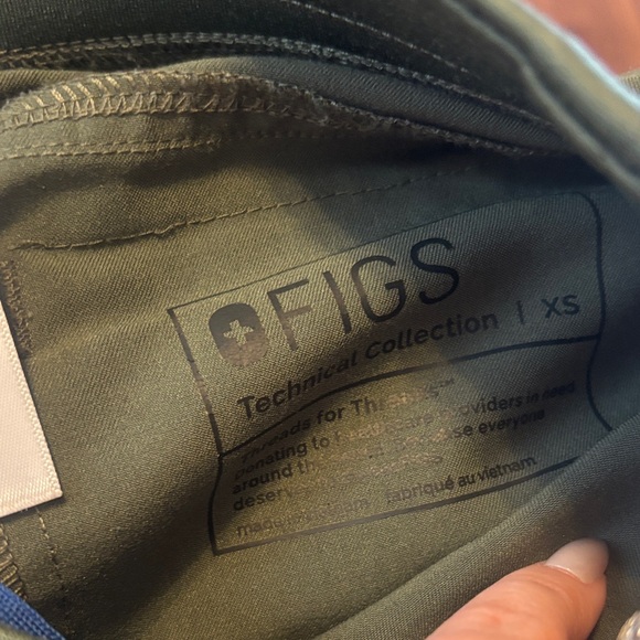 Figs Moss Green Scrub Set - Picture 8 of 8